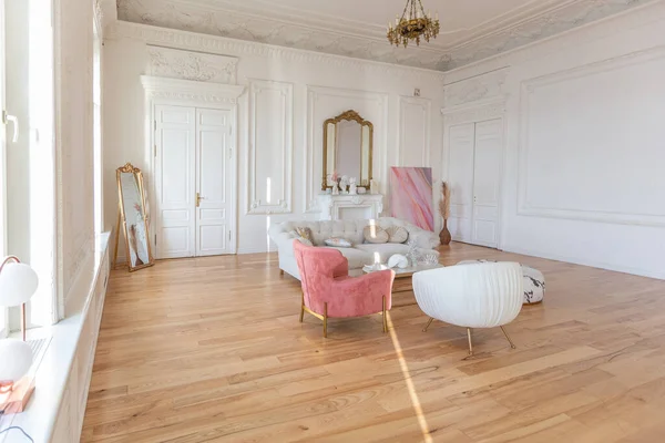 Bardzo Lekki Barokowy Styl Luksusowe Wnętrze Dużego Salonu Białe Ściany — Zdjęcie stockowe