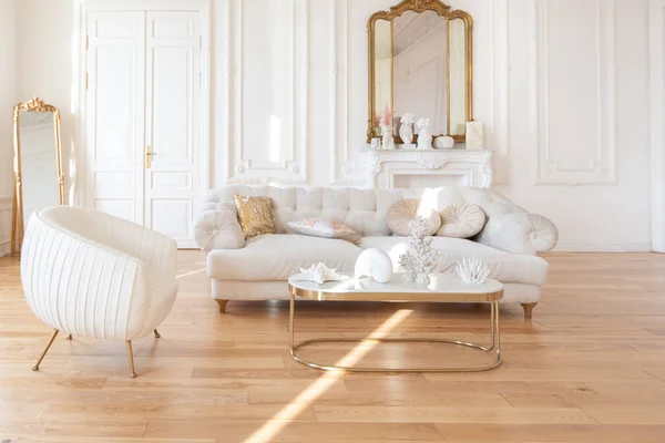 가벼운 바로크 스타일의 스러운 내부입니다 장식된 금으로 가구가 왕실식 아파트 — 스톡 사진