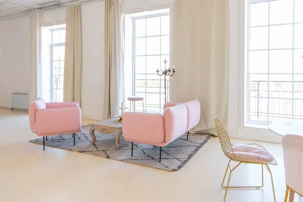 Zartes Und Gemütliches Helles Interieur Des Wohnzimmers Mit Modernen Stilvollen — Stockfoto