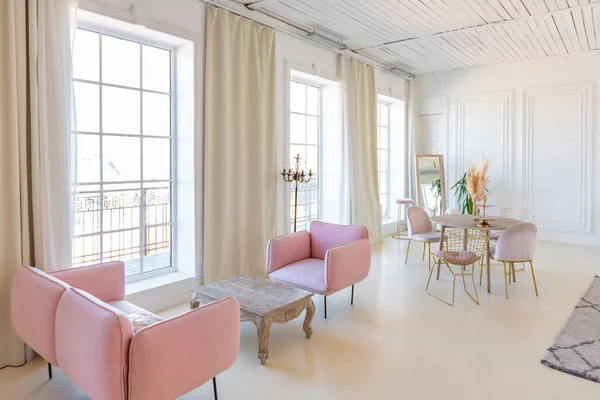 Jemný Útulný Světlý Interiér Obývacího Pokoje Moderním Stylovým Nábytkem Pastelové — Stock fotografie
