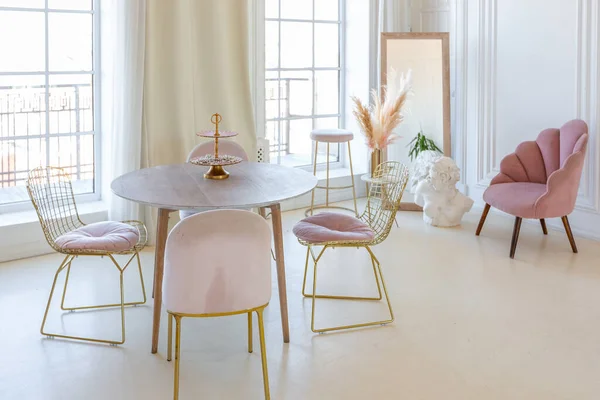 Delikat Och Mysigt Ljus Interiör Vardagsrummet Med Moderna Eleganta Möbler — Stockfoto