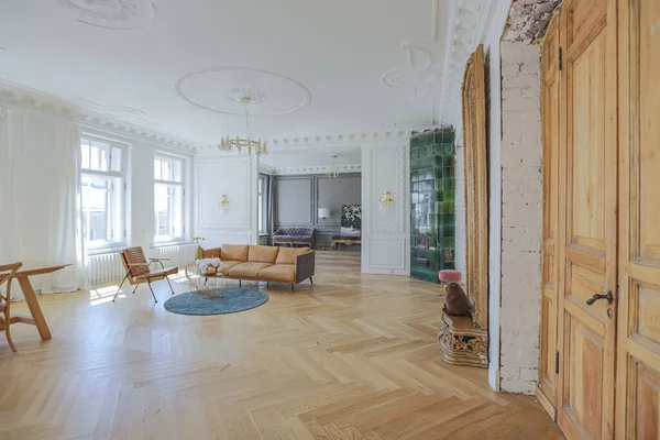 Luksusowe Wnętrze Przestronnego Mieszkania Starym Xix Wiecznym Zabytkowym Domu Nowoczesnymi — Zdjęcie stockowe