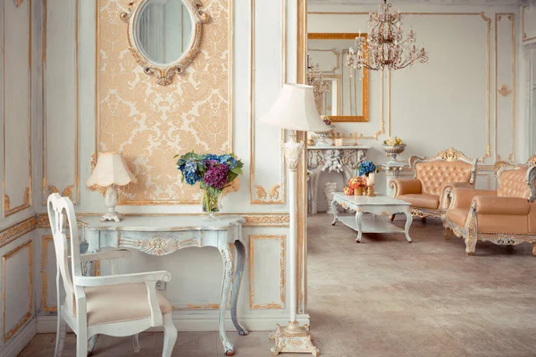 バロック様式の壁に金色の装飾が施されたアパートの非常に豊かなインテリアと金の塗料で豪華な家具 — ストック写真