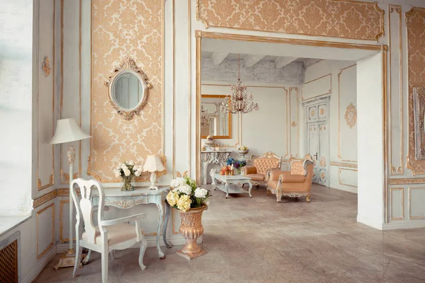 Velmi Bohatý Interiér Bytu Zlatou Výzdobou Stěnách Barokním Stylu Luxusním — Stock fotografie