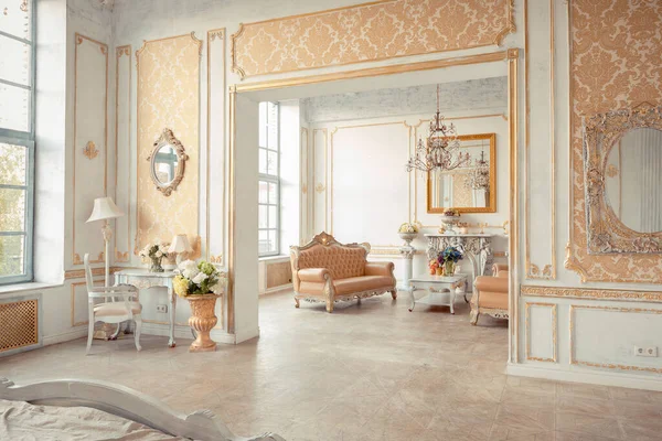 Zeer Rijk Interieur Van Het Appartement Met Gouden Decoraties Muren — Stockfoto