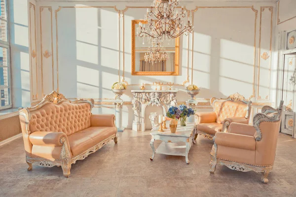 Bogate Wnętrze Apartamentu Złotymi Barokowymi Dekoracjami Ścianach Luksusowymi Meblami Pokój — Zdjęcie stockowe