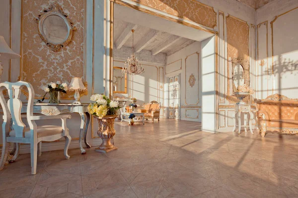 Duvarlarında Altın Barok Süslemeleri Lüks Mobilyaları Olan Zengin Bir Daire — Stok fotoğraf