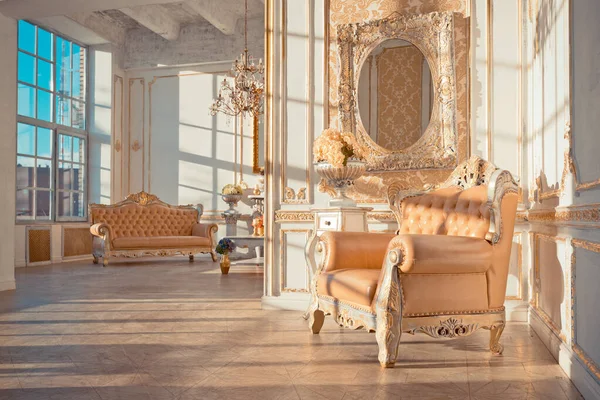 Rico Apartamento Interior Com Decoração Barroca Dourada Nas Paredes Mobiliário — Fotografia de Stock