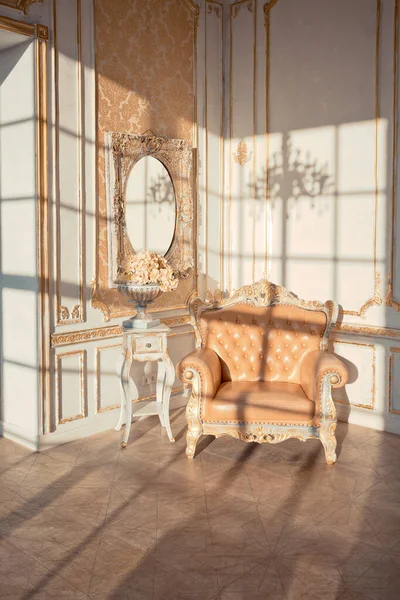 Bohatý Bytový Interiér Zlatou Barokní Výzdobou Stěnách Luxusním Nábytkem Místnost — Stock fotografie