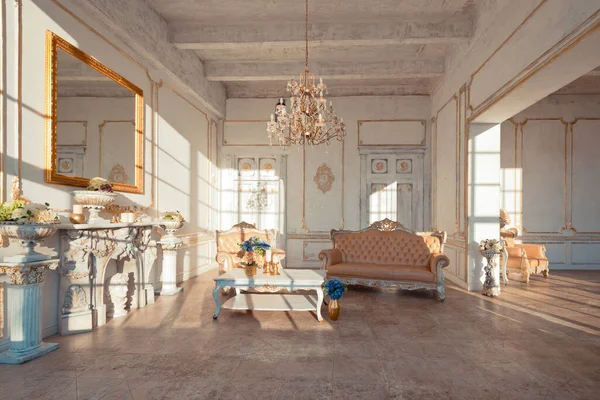 Bohatý Bytový Interiér Zlatou Barokní Výzdobou Stěnách Luxusním Nábytkem Místnost — Stock fotografie