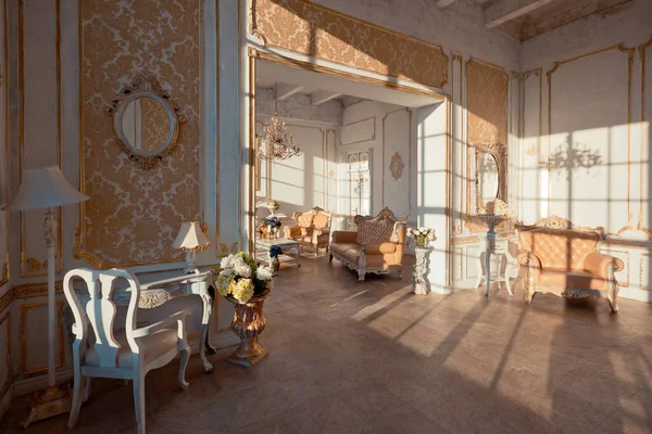 富丽堂皇的公寓内部 墙上装饰着金黄色的巴洛克风格 还有豪华家具 房间里充满了落日的光芒 — 图库照片