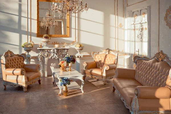 Gazdag Apartman Belső Arany Barokk Dekoráció Falakon Luxus Bútorok Szobát — Stock Fotó