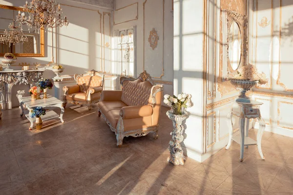 Bogate Wnętrze Apartamentu Złotymi Barokowymi Dekoracjami Ścianach Luksusowymi Meblami Pokój — Zdjęcie stockowe