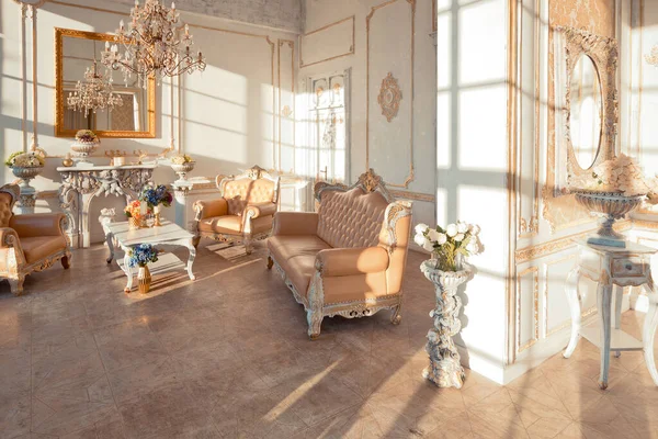 Gazdag Apartman Belső Arany Barokk Dekoráció Falakon Luxus Bútorok Szobát — Stock Fotó