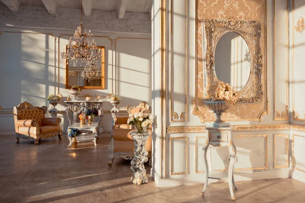 Πλούσιο Εσωτερικό Διαμέρισμα Χρυσή Μπαρόκ Διακόσμηση Στους Τοίχους Και Πολυτελή — Φωτογραφία Αρχείου