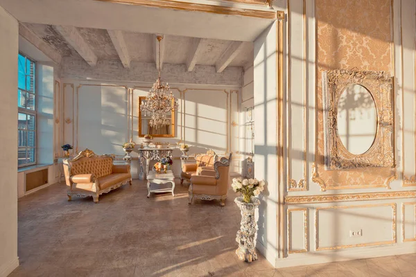 Duvarlarında Altın Barok Süslemeleri Lüks Mobilyaları Olan Zengin Bir Daire — Stok fotoğraf