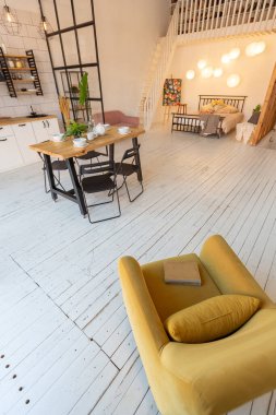 İskandinav tarzı lüks bir stüdyo dairesinin lüks modern tasarımı