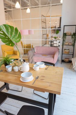 İskandinav tarzı lüks bir stüdyo dairesinin lüks modern tasarımı