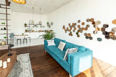 Ahşap ve beyazla dekore edilmiş geniş bir stüdyo daire. Minimalist tasarım ve güneş ışığı altında kocaman pencereler. Mutfak ve yaşam alanı