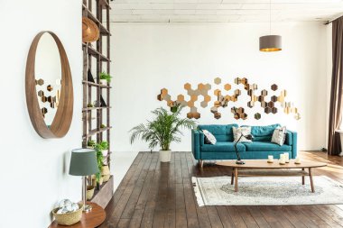 Ahşap ve beyazla dekore edilmiş geniş bir stüdyo daire. Minimalist tasarım ve güneş ışığı altında kocaman pencereler. Mutfak ve yaşam alanı