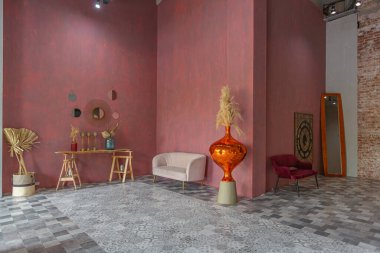 Doğuda büyük bir apartman dairesi. Çatı katı tarzı, kemer, aydınlatma ve parlak turuncu elementlerle harmanlanmış.