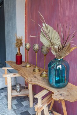 Doğuda büyük bir apartman dairesi. Çatı katı tarzı, kemer, aydınlatma ve parlak turuncu elementlerle harmanlanmış.