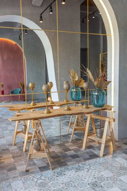 Doğuda büyük bir apartman dairesi. Çatı katı tarzı, kemer, aydınlatma ve parlak turuncu elementlerle harmanlanmış.