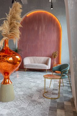 Doğuda büyük bir apartman dairesi. Çatı katı tarzı, kemer, aydınlatma ve parlak turuncu elementlerle harmanlanmış.