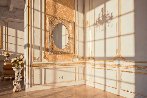Rico Apartamento Interior Com Decoração Barroca Dourada Nas Paredes Mobiliário — Fotografia de Stock
