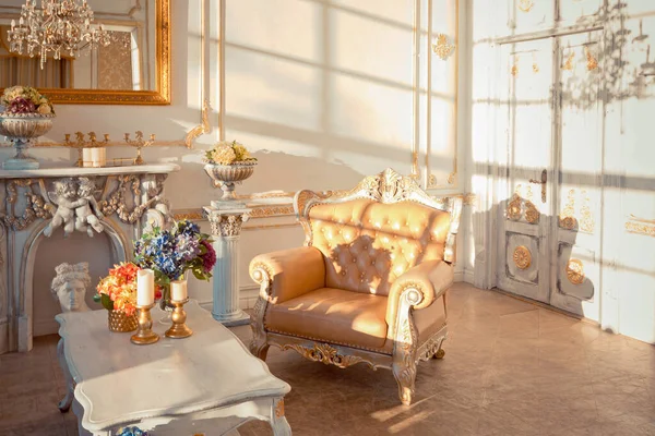 Rijk Appartement Interieur Met Gouden Barokke Decoraties Muren Luxe Meubels — Stockfoto