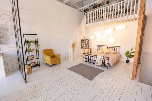 Роскошный Современный Дизайн Уютной Небольшой Однокомнатной Квартиры Скандинавском Стиле Белыми — стоковое фото