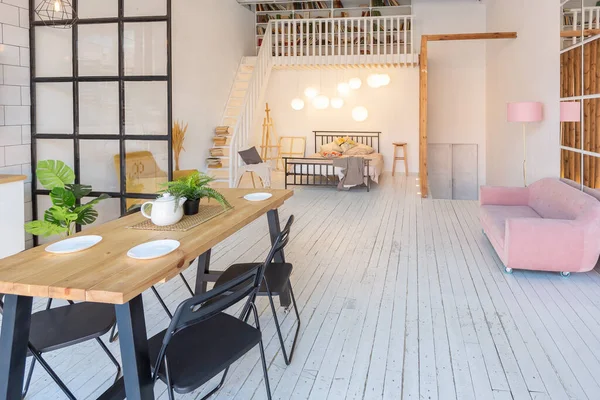 居心地の良い小さな北欧スタイルのスタジオのアパートの豪華なモダンなデザイン — ストック写真