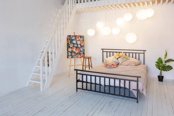 스칸디나비아식의 스튜디오 아파트의 디자인 — 스톡 사진