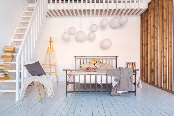 스칸디나비아식의 스튜디오 아파트의 디자인 — 스톡 사진