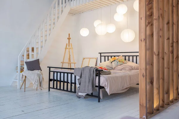Πολυτελές Μοντέρνο Σχεδιασμό Ενός Ζεστού Μικρού Σκανδιναβικού Στυλ Στούντιο Διαμέρισμα — Φωτογραφία Αρχείου