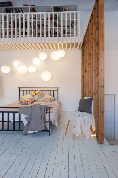 Πολυτελές Μοντέρνο Σχεδιασμό Ενός Ζεστού Μικρού Σκανδιναβικού Στυλ Στούντιο Διαμέρισμα — Φωτογραφία Αρχείου