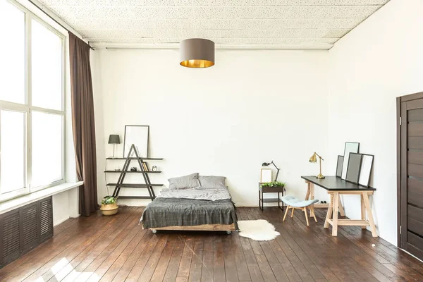 Amplio Apartamento Estudio Decorado Con Madera Blanco Diseño Minimalista Con — Foto de Stock