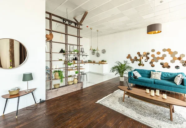 Prostorný Studio Apartmán Zdobený Dřevem Bílou Minimalistický Design Obrovskými Okny — Stock fotografie
