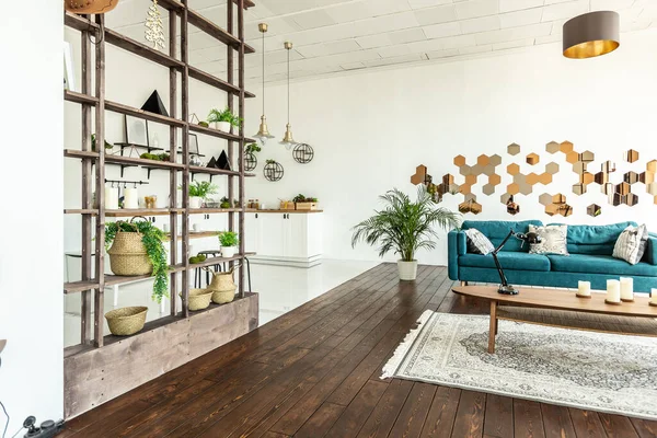 Prostorný Studio Apartmán Zdobený Dřevem Bílou Minimalistický Design Obrovskými Okny — Stock fotografie