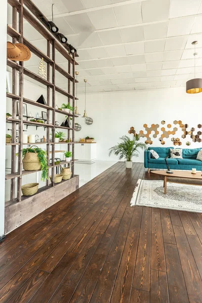 Apartemen Studio Yang Luas Dihiasi Dengan Kayu Dan Putih Desain — Stok Foto