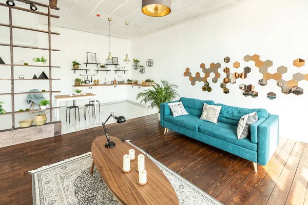 Amplio Apartamento Estudio Decorado Con Madera Blanco Diseño Minimalista Con —  Fotos de Stock
