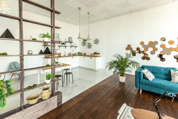 Przestronny Apartament Typu Studio Ozdobiony Drewnem Bielą Minimalistyczny Design Dużymi — Zdjęcie stockowe