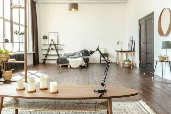 Przestronny Apartament Typu Studio Ozdobiony Drewnem Bielą Minimalistyczny Design Dużymi — Zdjęcie stockowe