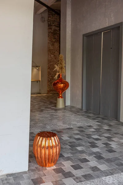 アーチとロフトスタイルと混合した東洋の大規模なアパートのインテリア Led照明と明るいオレンジの要素 — ストック写真