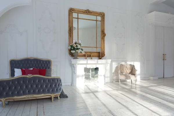 Spacious Bright Living Room Stylish Modern Design Elements Antique Decor — Stock Photo, Image
