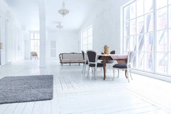 Rymligt Ljust Vardagsrum Med Snygg Modern Design Med Inslag Antik — Stockfoto