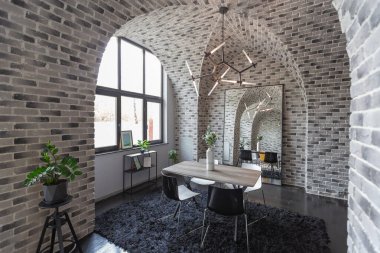 Ortaçağ şatosu tarzında parlak aksanlı, vahşi bir apartman dairesinin modern lüks tasarımı. ücretsiz yerleşim alanı, mutfak alanı, oturma ve yeme alanı.