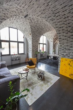 Ortaçağ şatosu tarzında parlak aksanlı, vahşi bir apartman dairesinin modern lüks tasarımı. ücretsiz yerleşim alanı, mutfak alanı, oturma ve yeme alanı.