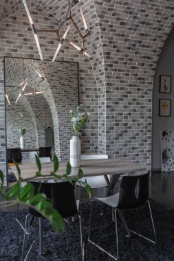 Ortaçağ şatosu tarzında parlak aksanlı, vahşi bir apartman dairesinin modern lüks tasarımı. ücretsiz yerleşim alanı, mutfak alanı, oturma ve yeme alanı.