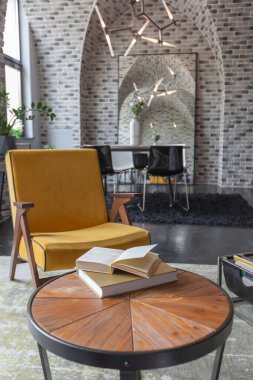 Ortaçağ şatosu tarzında parlak aksanlı, vahşi bir apartman dairesinin modern lüks tasarımı. Parlak turuncu stil yumuşak koltuklu oturma alanı